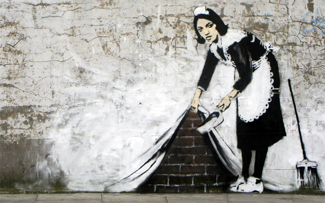La "Maid" di Banksy su un muro di Londra